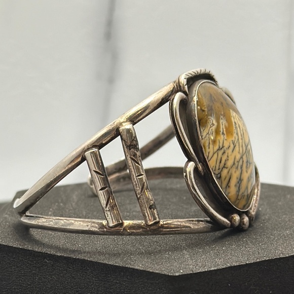 Old Pawn Signed Native American Sterling Silver and High Grade Moss Agate Cuff - Picture 2 of 6